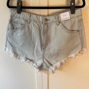 Topshop Kiri Denim Women’s NWT Jean Shorts‎ Light Wash Frayed Size US 12