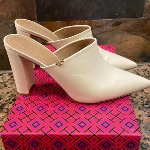 Tory Burch Penelope 90MM Mule. Calf Leather. Color:  Dluce de Leche