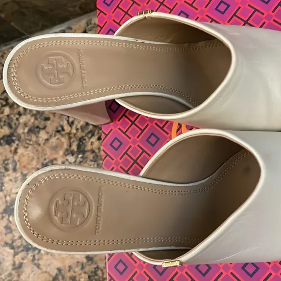 Tory Burch Penelope 90MM Mule. Calf Leather. Color:  Dluce de Leche