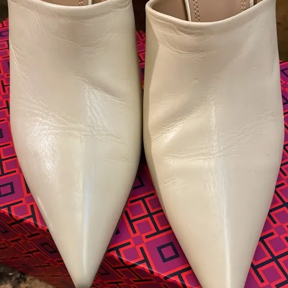 Tory Burch Penelope 90MM Mule. Calf Leather. Color:  Dluce de Leche