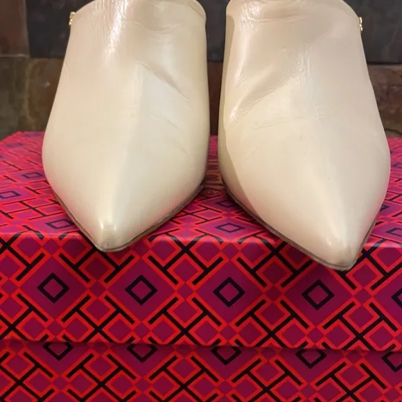 Tory Burch Penelope 90MM Mule. Calf Leather. Color:  Dluce de Leche