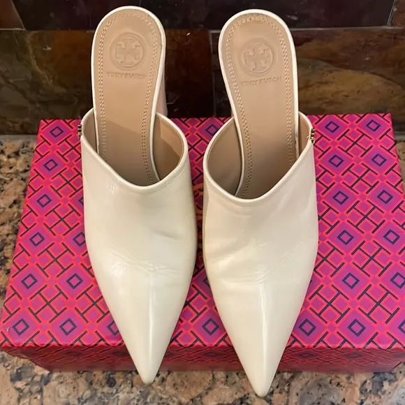 Tory Burch Penelope 90MM Mule. Calf Leather. Color:  Dluce de Leche