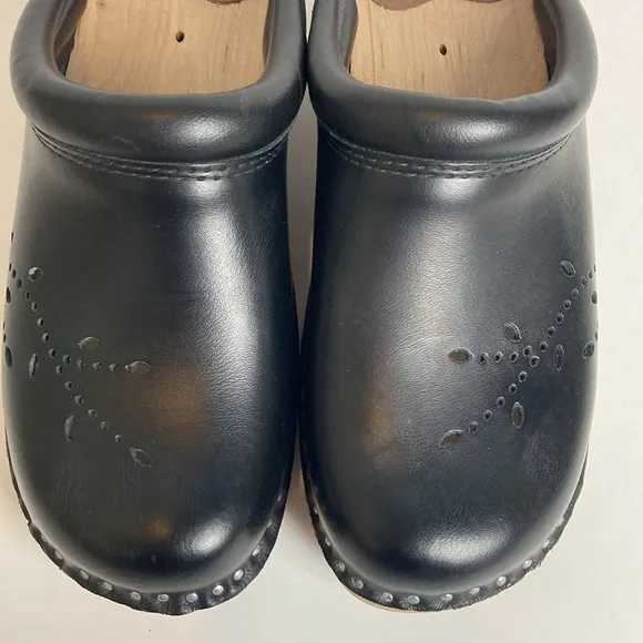 Troentorps Leaf Punch Clogs in Black Size 36 US 5 -5.5 Gorp Casual Granola Girl