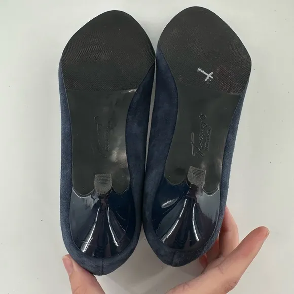 Trotters womens heels  size 6 N navy blue suede kitten heel old money
