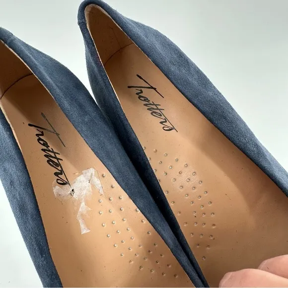 Trotters womens heels  size 6 N navy blue suede kitten heel old money