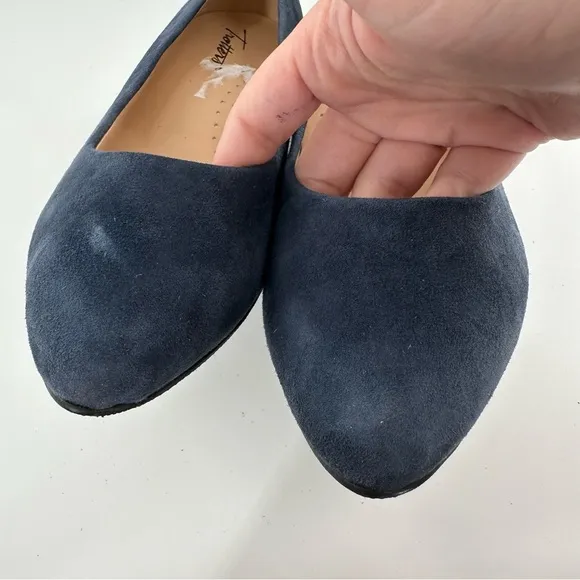 Trotters womens heels  size 6 N navy blue suede kitten heel old money