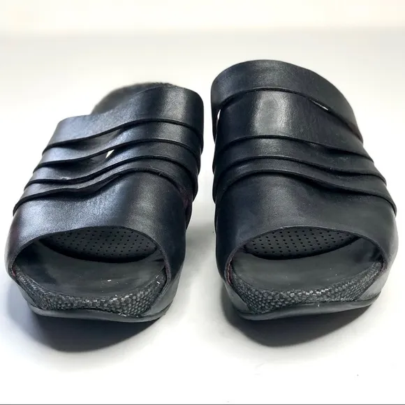 Tsubo Elger black peep toe platform wedge mules leather fabric size 10