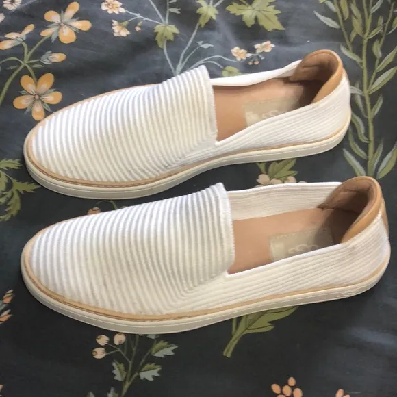 UGG Alameda Sammy Woven Slip On Everyday Shoe in White and Tan