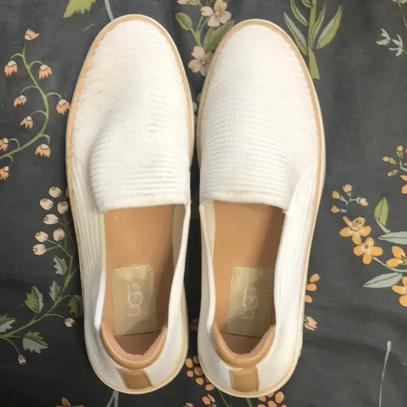 UGG Alameda Sammy Woven Slip On Everyday Shoe in White and Tan
