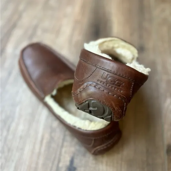 UGG Ascot Leather Slip On Loafer Slippers Sherpa Lined Brown Men's Size 9