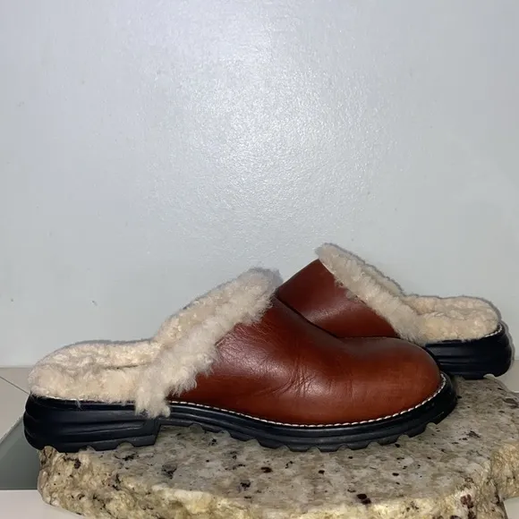 UGG Australia Brown Leather Shearling Lined Casual Mule Clogs-Women Size 6