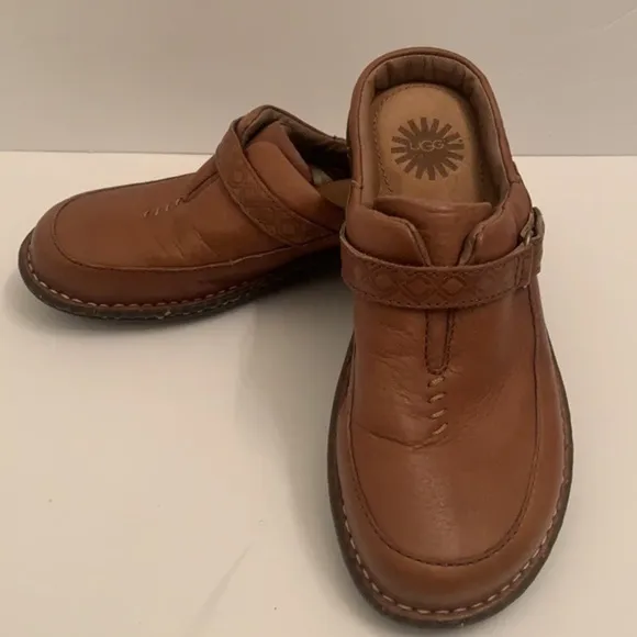 UGG Australia slip on mule clogs zapatos in size 7 zuecos in talla 7