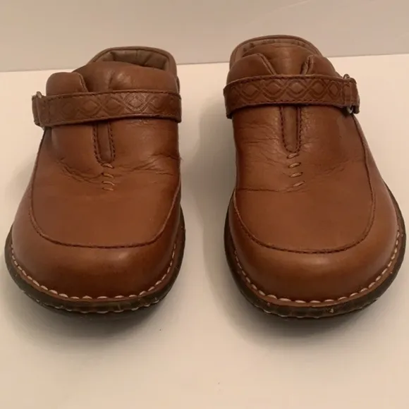 UGG Australia slip on mule clogs zapatos in size 7 zuecos in talla 7