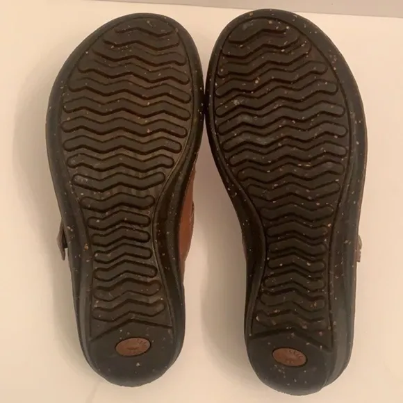 UGG Australia slip on mule clogs zapatos in size 7 zuecos in talla 7