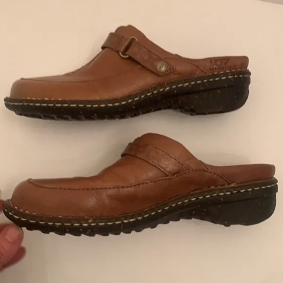 UGG Australia slip on mule clogs zapatos in size 7 zuecos in talla 7