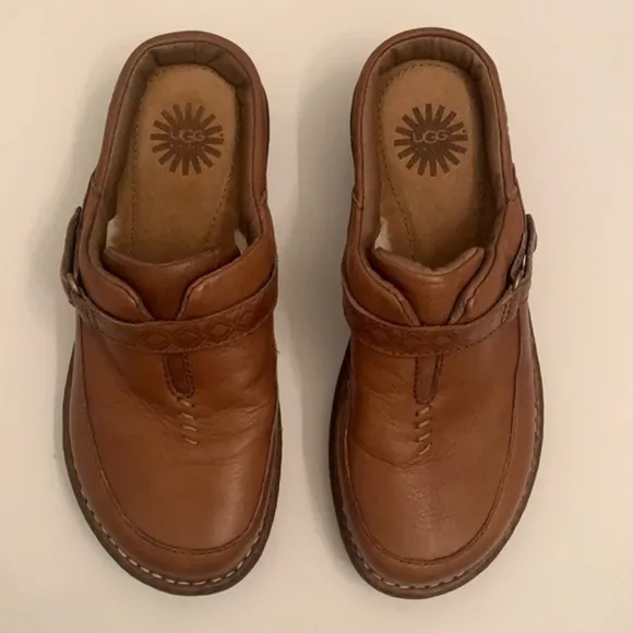 UGG Australia slip on mule clogs zapatos in size 7 zuecos in talla 7