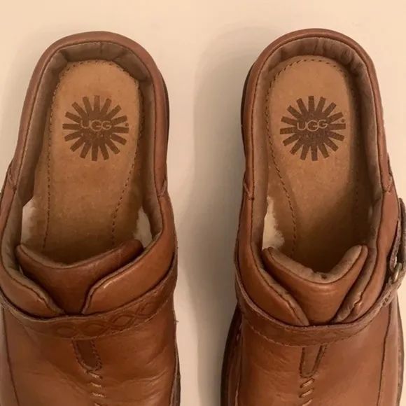 UGG Australia slip on mule clogs zapatos in size 7 zuecos in talla 7