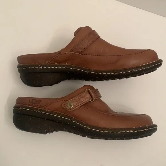 UGG Australia slip on mule clogs zapatos in size 7 zuecos in talla 7
