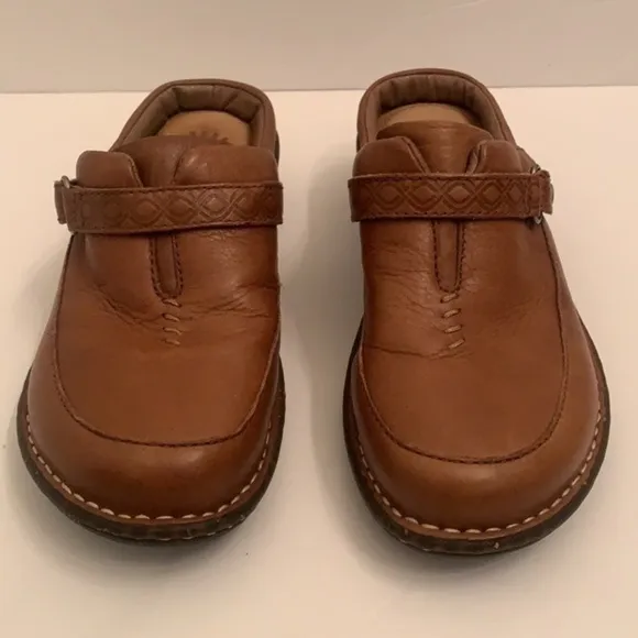 UGG Australia slip on mule clogs zapatos in size 7 zuecos in talla 7