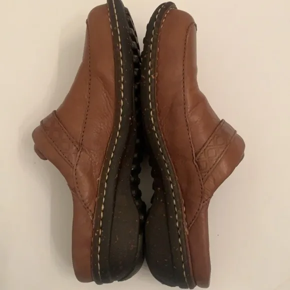 UGG Australia slip on mule clogs zapatos in size 7 zuecos in talla 7