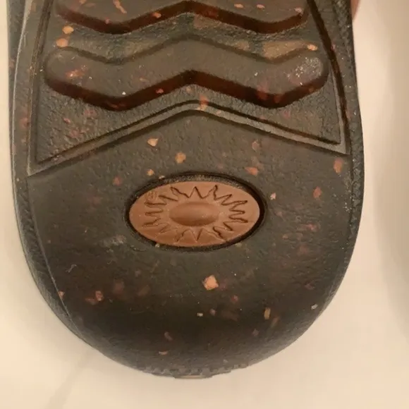UGG Australia slip on mule clogs zapatos in size 7 zuecos in talla 7