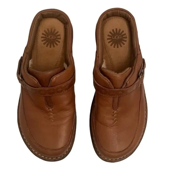 UGG Australia slip on mule clogs zapatos in size 7 zuecos in talla 7