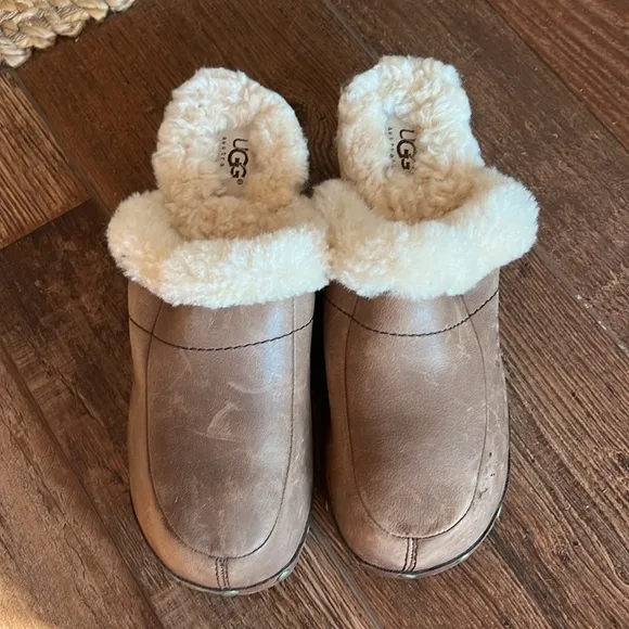Ugg Australia Sz 6 Women's Kalie Brown Leather Stud Sheepskin Clogs