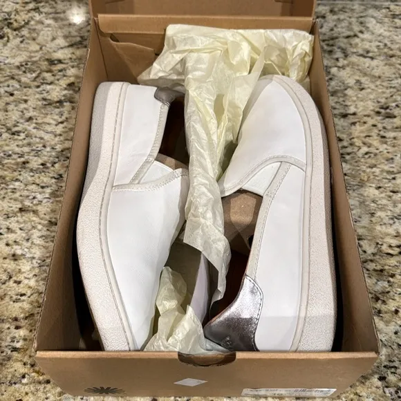 UGG  Cas Leather Slip On Sneakers White &amp; Silver
