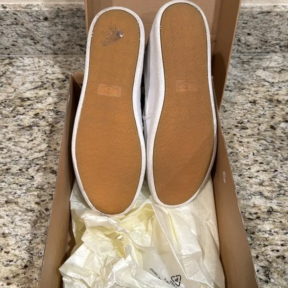 UGG  Cas Leather Slip On Sneakers White &amp; Silver