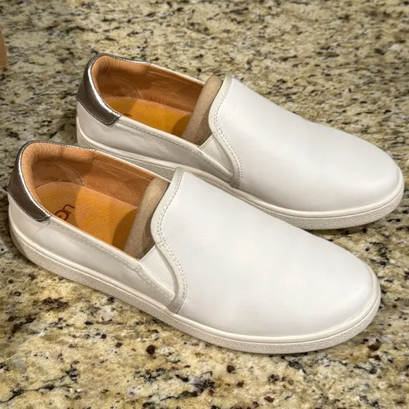 UGG  Cas Leather Slip On Sneakers White &amp; Silver