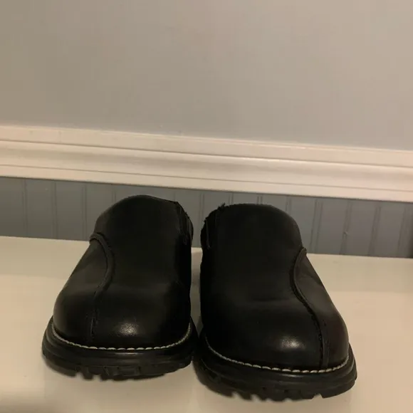 UGG Classic Woman's‎ US 6 Clogs in Black