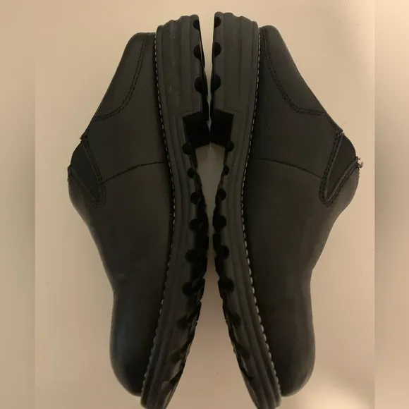 UGG Classic Woman's‎ US 6 Clogs in Black