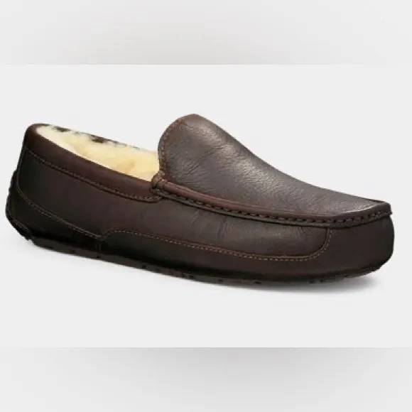 UGG MENs ASCOT CTEA LEATHER SLIPPER 7 M - Brand New