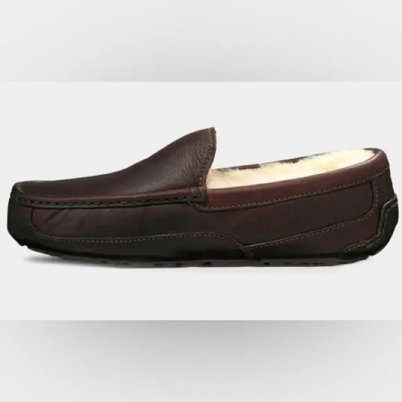 UGG MENs ASCOT CTEA LEATHER SLIPPER 7 M - Brand New