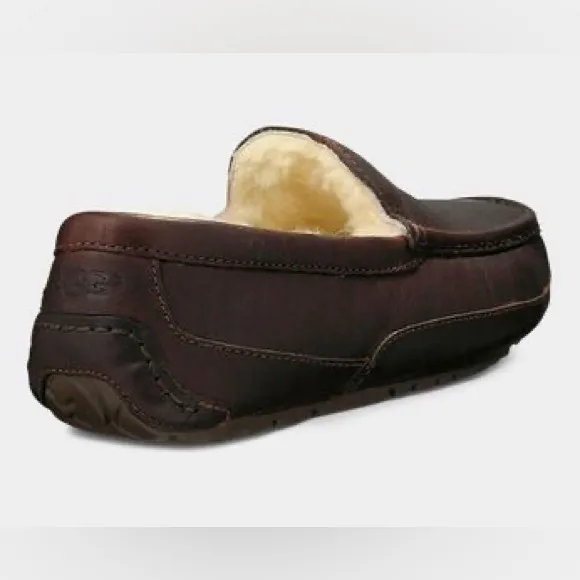 UGG MENs ASCOT CTEA LEATHER SLIPPER 7 M - Brand New
