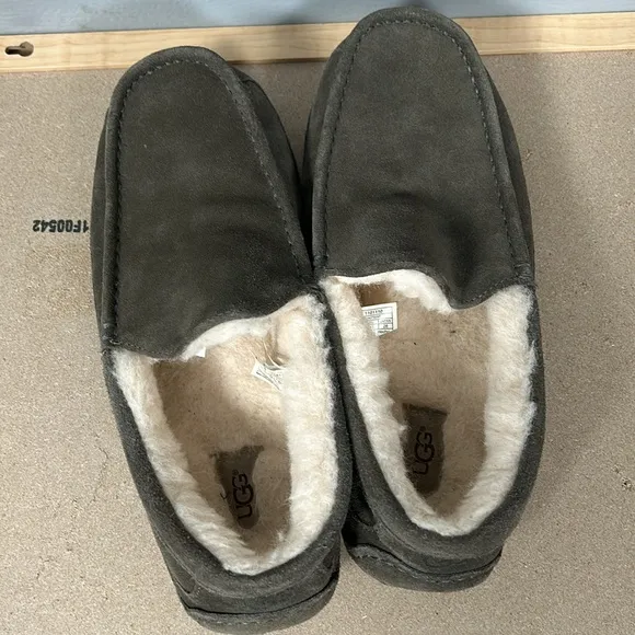 UGG men’s Ascot Slipper size 10 greenish color fleece lining
