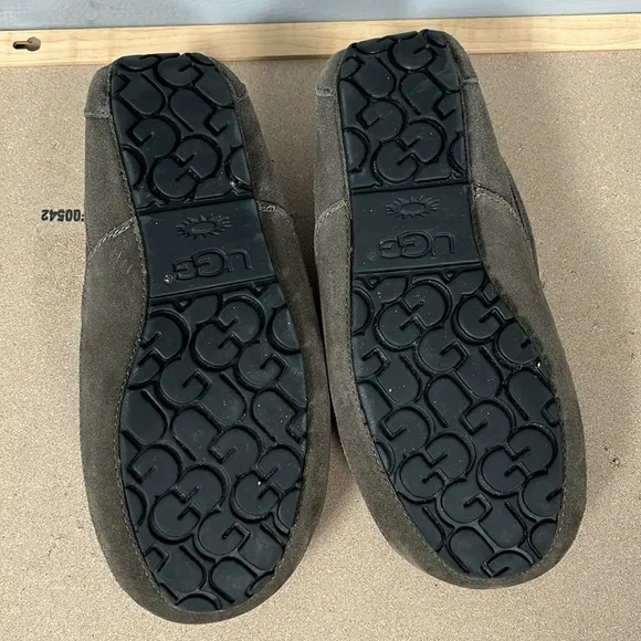 UGG men’s Ascot Slipper size 10 greenish color fleece lining