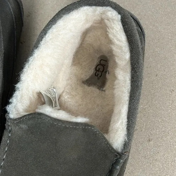 UGG men’s Ascot Slipper size 10 greenish color fleece lining