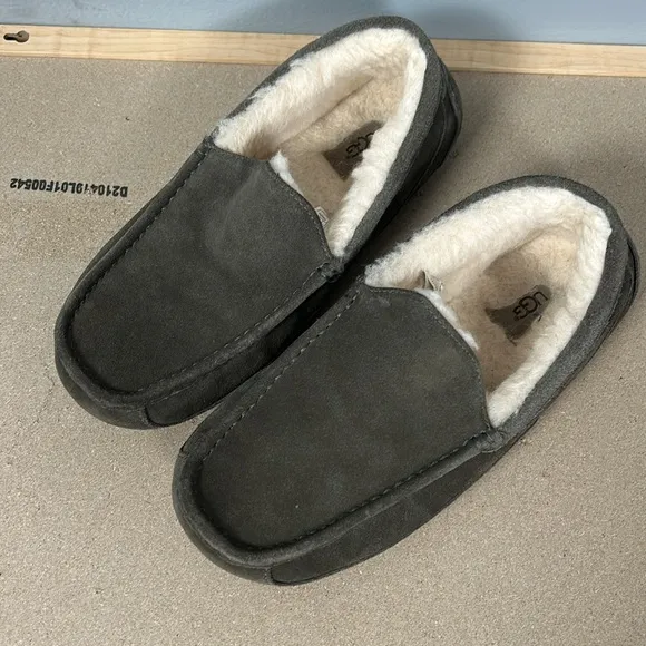 UGG men’s Ascot Slipper size 10 greenish color fleece lining