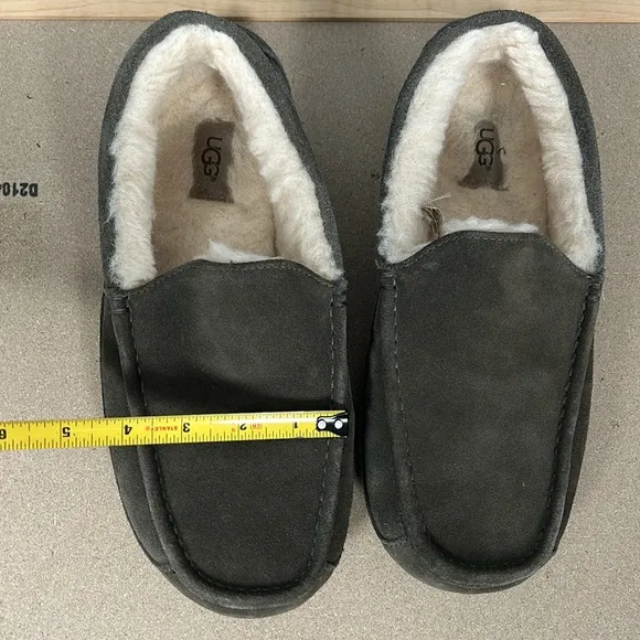 UGG men’s Ascot Slipper size 10 greenish color fleece lining