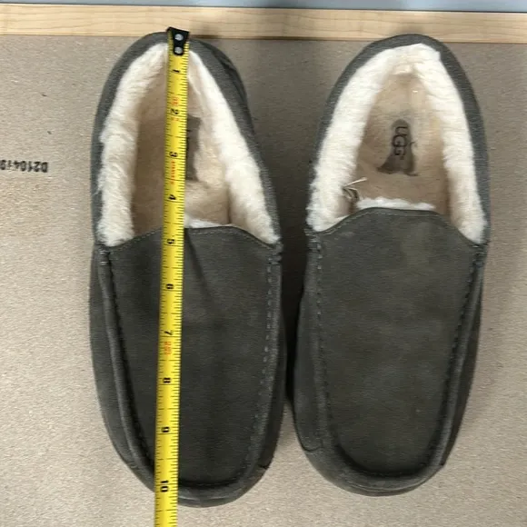UGG men’s Ascot Slipper size 10 greenish color fleece lining