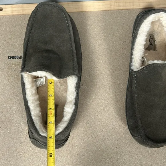 UGG men’s Ascot Slipper size 10 greenish color fleece lining