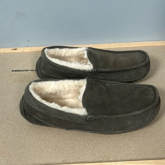 UGG men’s Ascot Slipper size 10 greenish color fleece lining