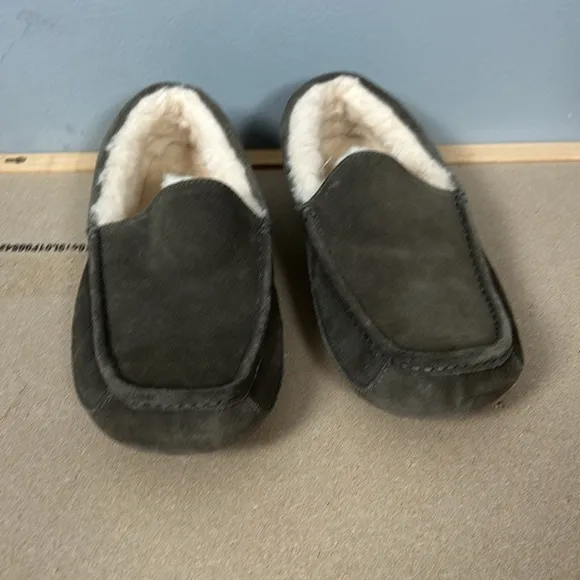 UGG men’s Ascot Slipper size 10 greenish color fleece lining