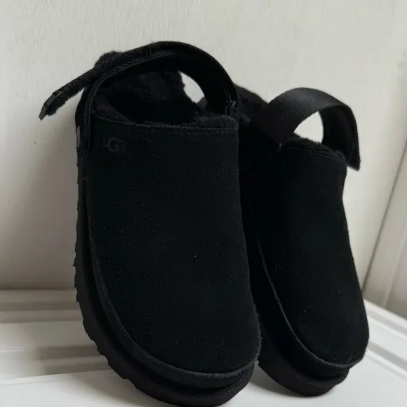 UGG women golden clogs new size 6.5