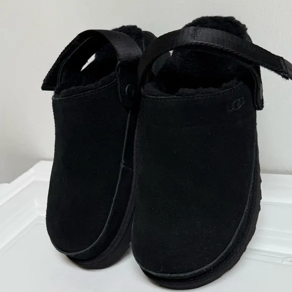 UGG women golden clogs new size 6.5