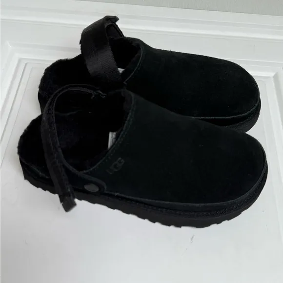UGG women golden clogs new size 6.5
