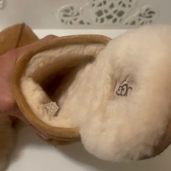 Ugg’s gorgeous means slippers with fur inside in very good condition and clean.