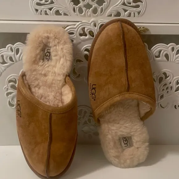 Ugg’s gorgeous means slippers with fur inside in very good condition and clean.