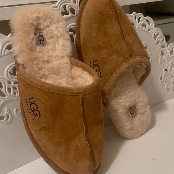 Ugg’s gorgeous means slippers with fur inside in very good condition and clean.